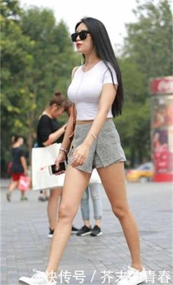 家庭主妇在榻榻米房间里面