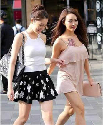 姨妈和妈妈的鼓励3d