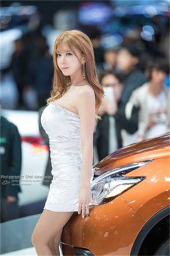 女售楼员为冲业绩