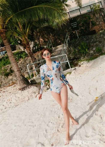 女的送披萨男的围着浴巾