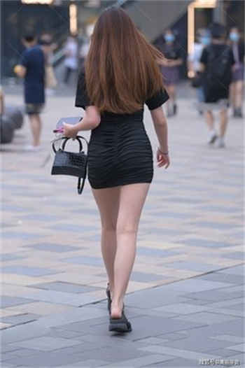 绿帽丈夫跪着侍候老婆