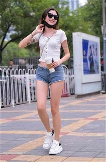 秘书和老板一起打扑克