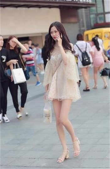商务旅行戴帽子女老板同行