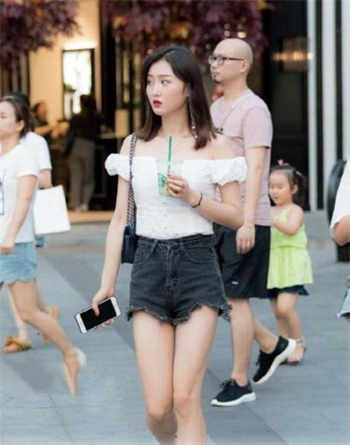西装男解裤子上厕所微博