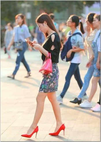 售楼员为卖房陪客户