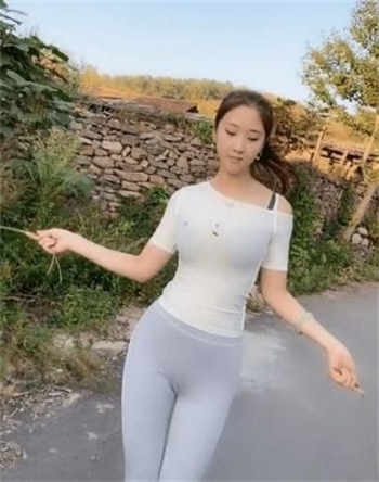 一个女的跟两个男的聊天