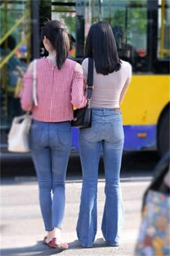 抵在门上挺身冲进入